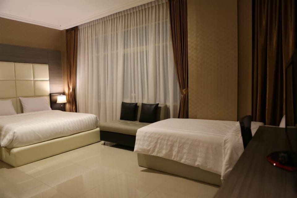 Suite | In-room safe, desk, soundproofing, iron/ironing board