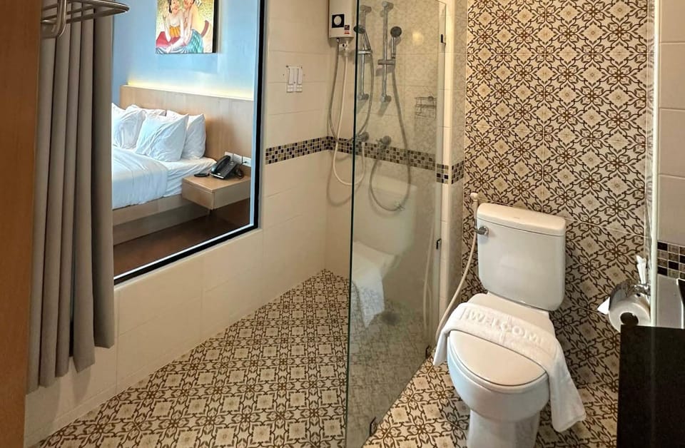 Superior Studio Suite, City View | Bathroom | Free toiletries, soap, shampoo, toilet paper