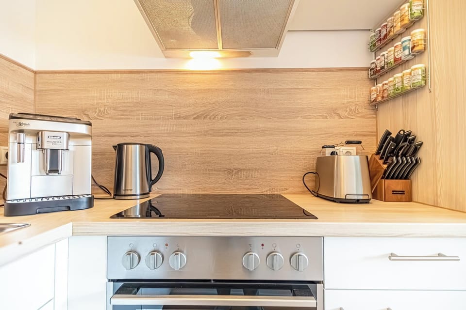Basic Apartment | Private kitchen | Mini-fridge, microwave, oven, stovetop