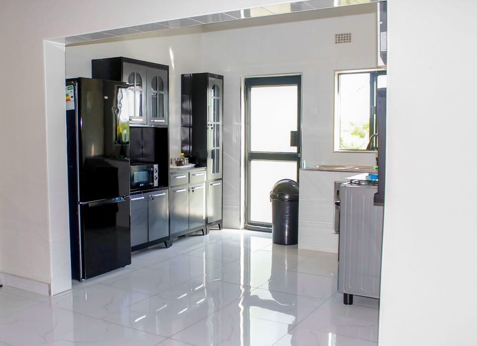 Comfort Chalet, Garden View | Private kitchen | Highchair