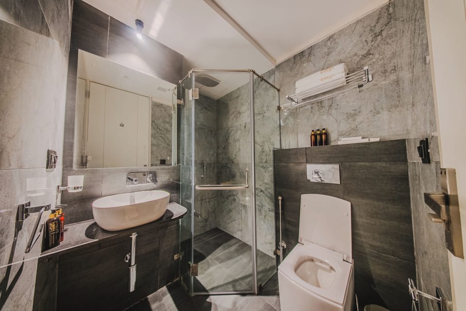 Suite, Balcony | Bathroom | Shower, towels, soap, shampoo