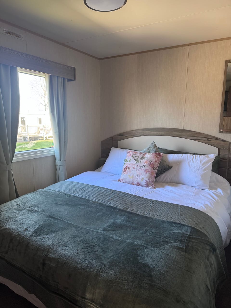 Cozy Caravan at Tower Lawn, Haggerston Castle Perfect Family Getaway House in England