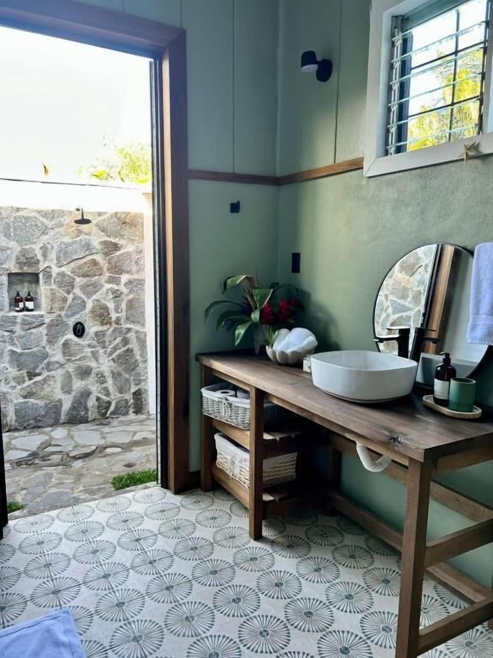 Deluxe Double Room, Garden View | Bathroom | Shower, towels, soap, shampoo