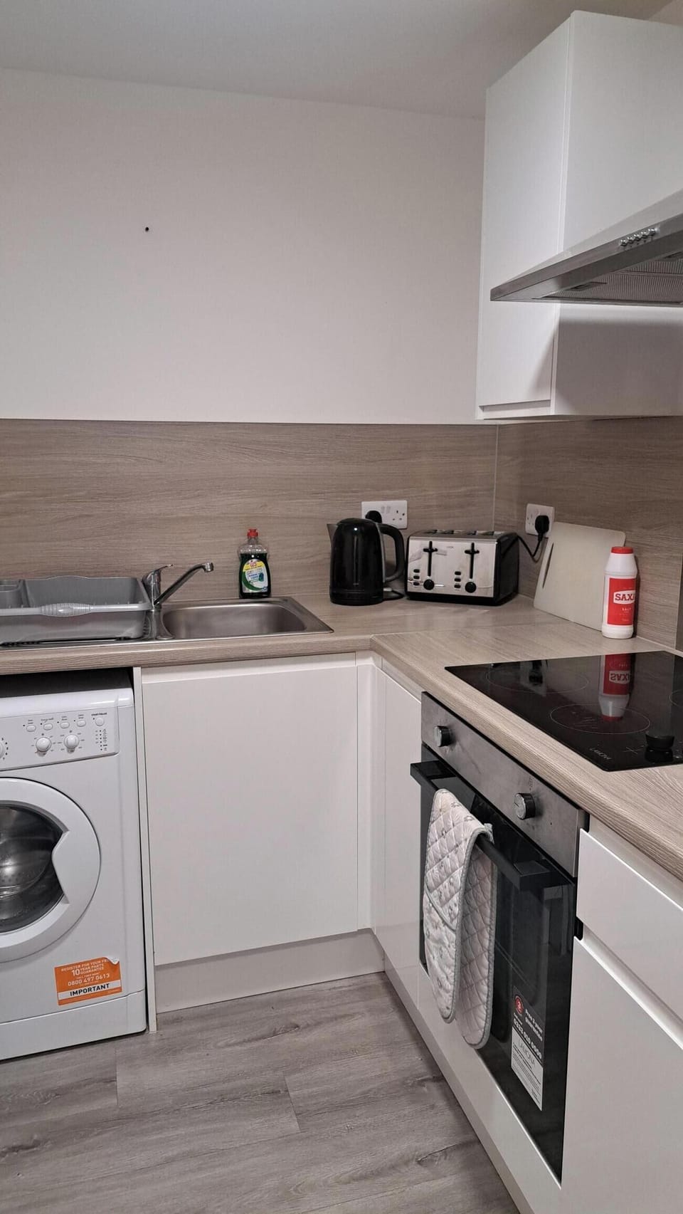 Basic Apartment | Private kitchen | Fridge, microwave, oven, stovetop