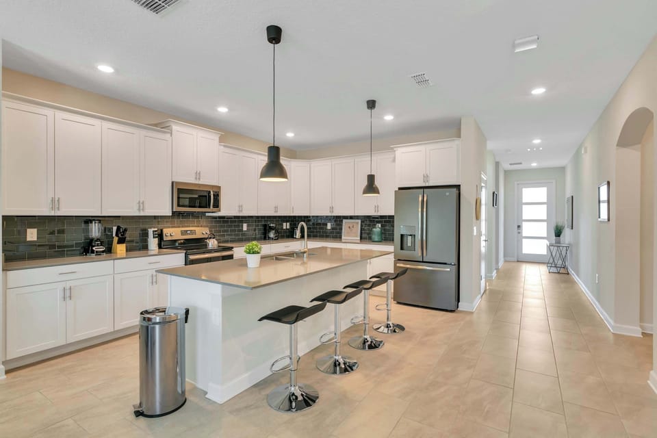 House (6 Bedrooms) | Private kitchen | Microwave, oven, stovetop, dishwasher