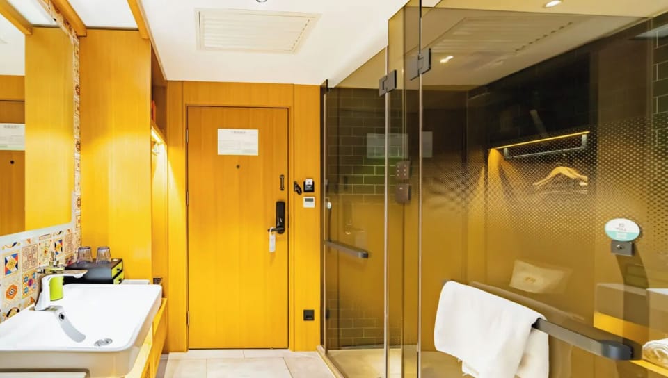 Comfort Twin Room, Non Smoking | Bathroom | Shower, free toiletries, hair dryer, slippers