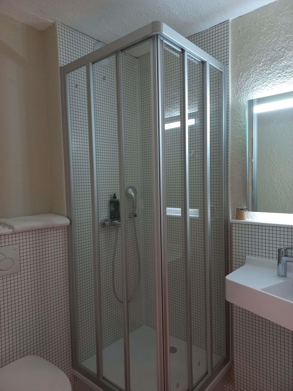 Triple Room with a double bed and a Murphy bed | Desk, blackout drapes, soundproofing, WiFi (free)
