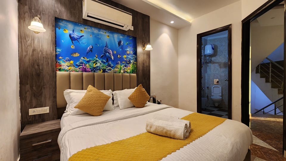 Standard Double Room | In-room safe, desk, laptop workspace, soundproofing