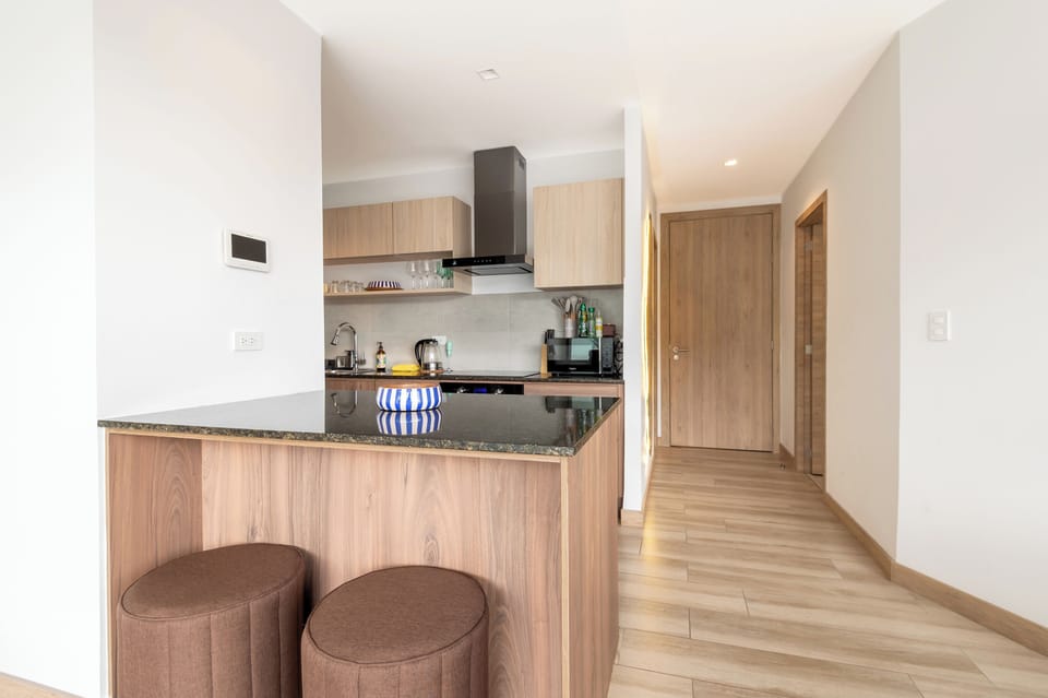 Deluxe Apartment, Hill View | Private kitchen | Stovetop, cookware/dishes/utensils