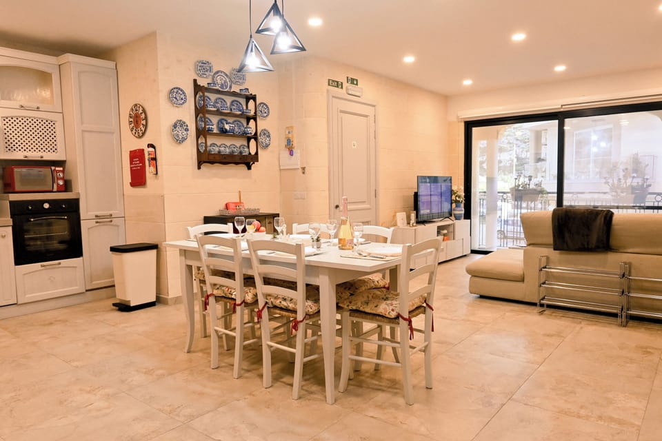 Family Apartment, 3 Bedrooms, Balcony (Xlendi bay wonderfull 3 bdr apart) | Dining