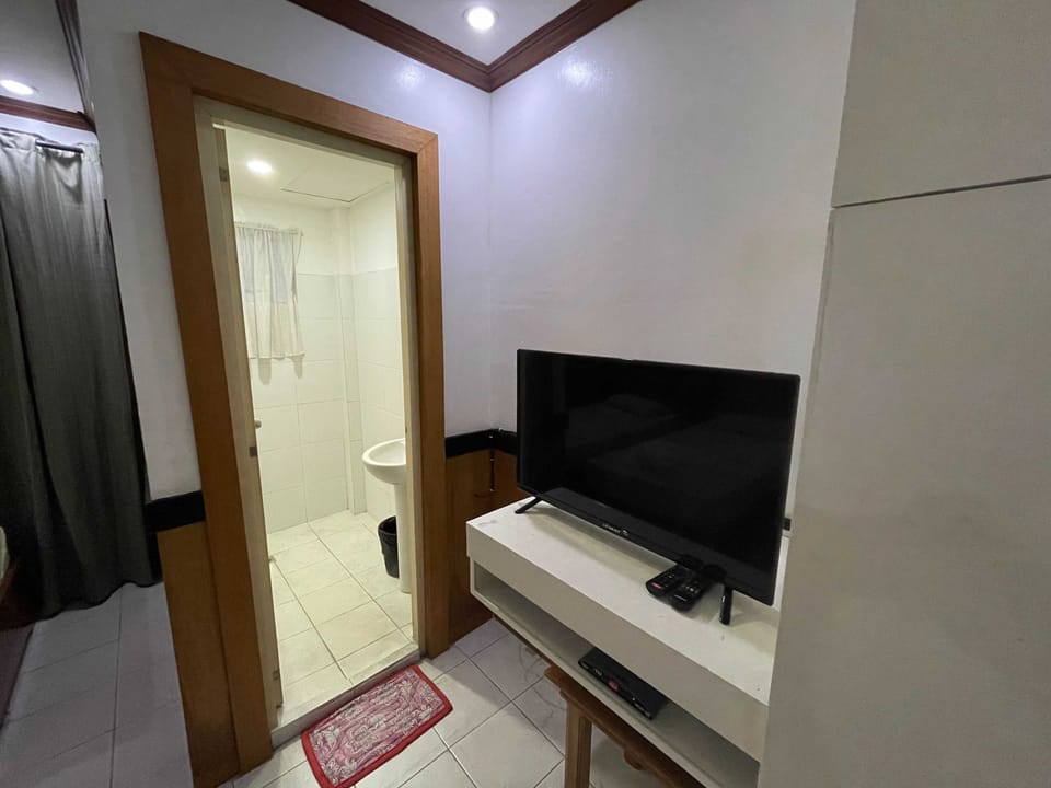 Superior Double Room | Bathroom | Shower, bidet, towels, shampoo
