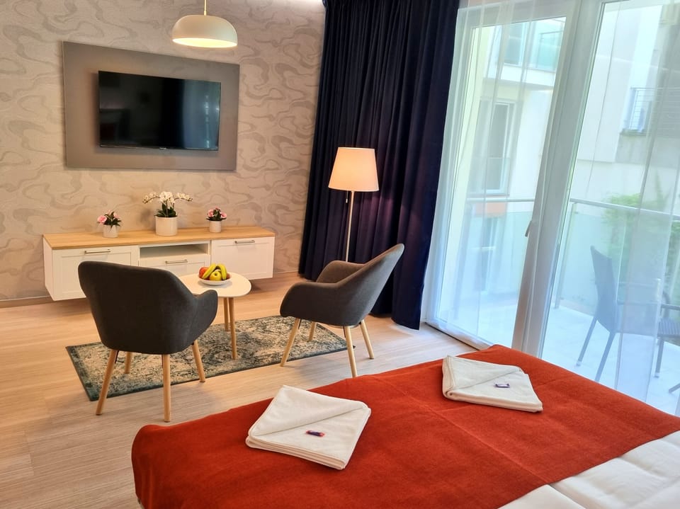 Standard Studio | In-room safe, laptop workspace, blackout drapes, soundproofing