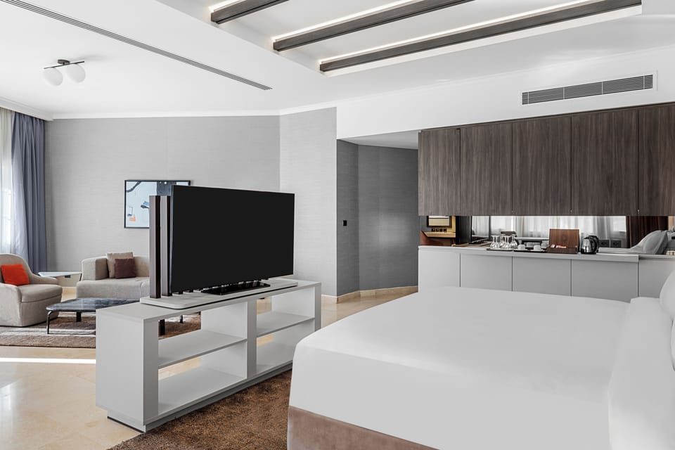 Executive Suite | Minibar, in-room safe, desk, soundproofing