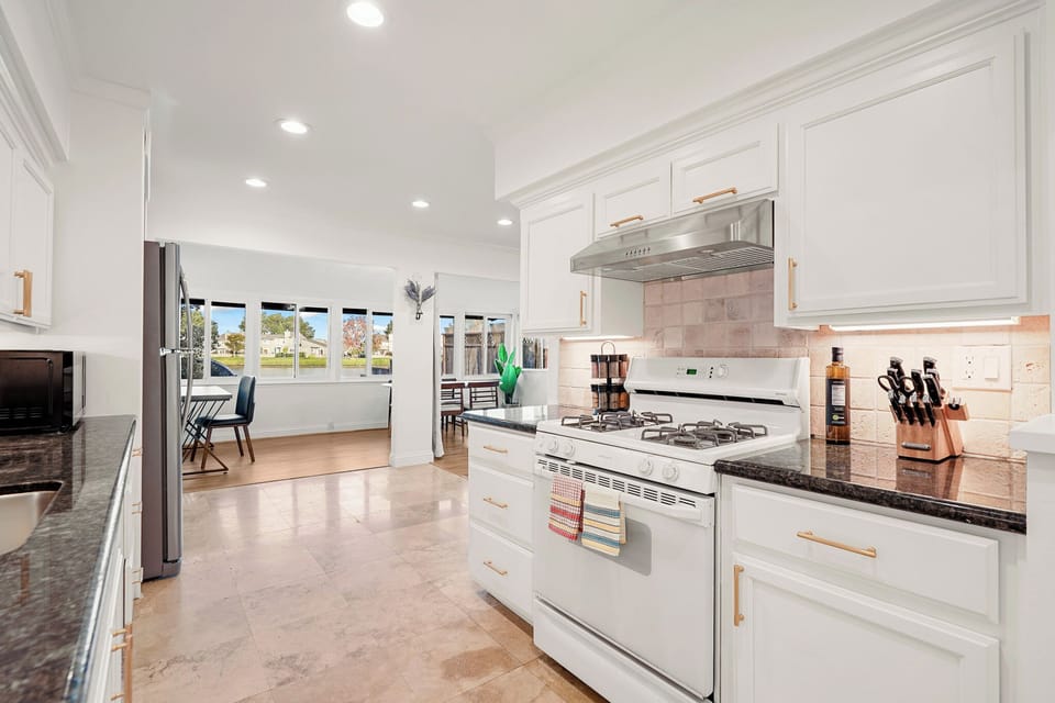 House, 2 Bedrooms, Patio, Lake View | Private kitchen | Coffee/tea maker, dining tables