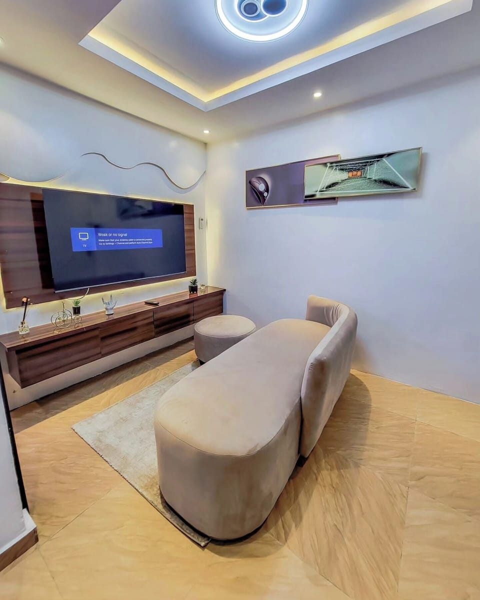 Deluxe Room, Balcony, City View | Living area