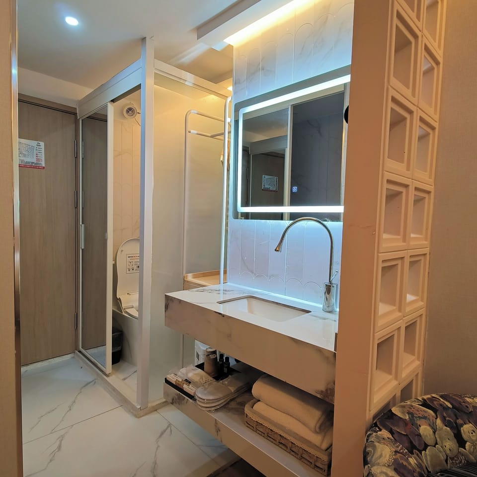Superior Triple Room | Bathroom | Shower, hair dryer, slippers, towels