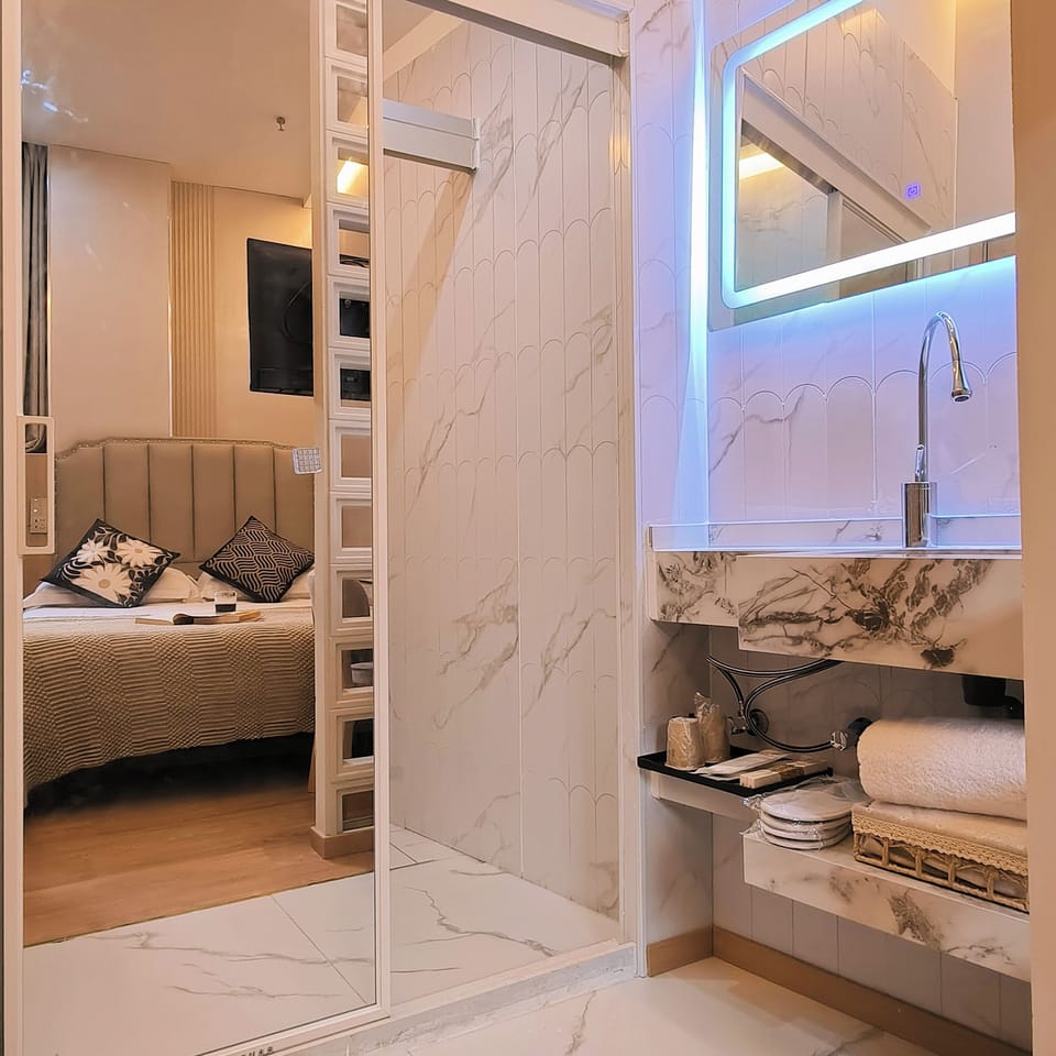 Superior Double Room | Bathroom | Shower, hair dryer, slippers, towels