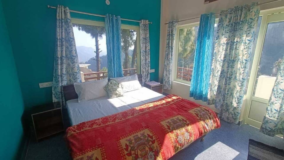 Laptop workspace, rollaway beds, free WiFi, bed sheets