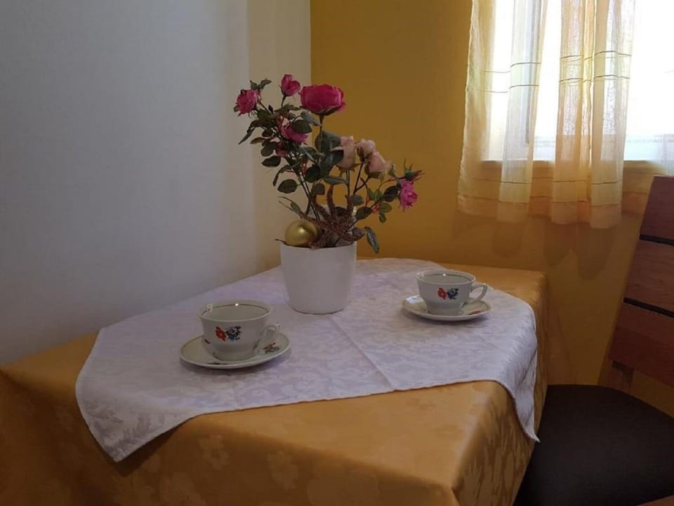 Apartment (A2) | Dining