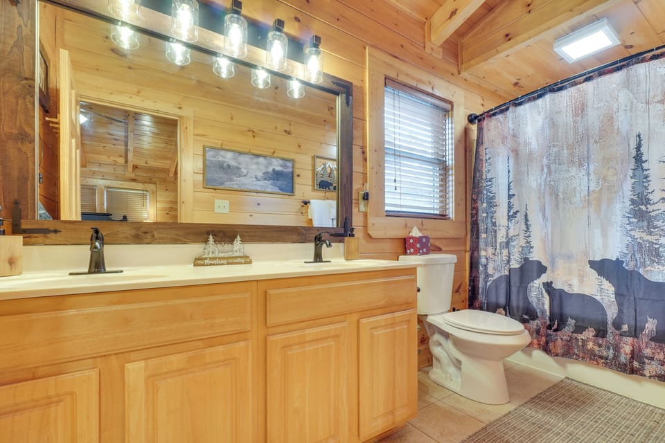 Resort-style Smokies Cabin w/ Hot Tub + Game Room Cottage in Pigeon Forge
