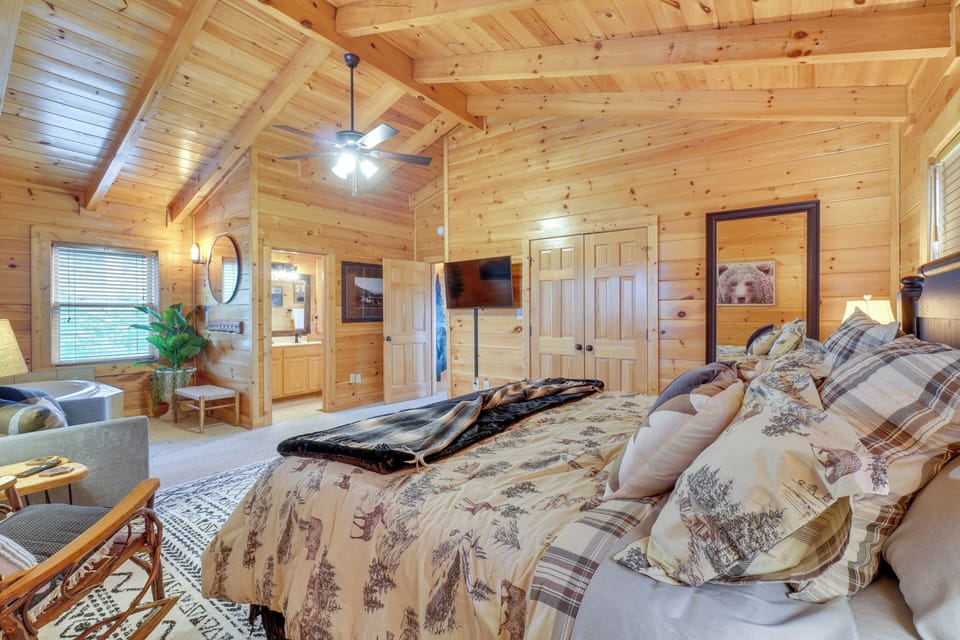 Resort-style Smokies Cabin w/ Hot Tub + Game Room Cottage in Pigeon Forge
