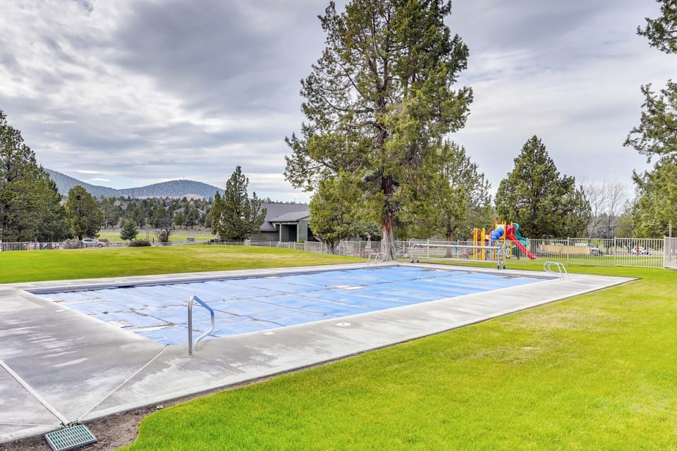 Game Room & 5 Pools: Chalet at Eagle Crest Resort Cottage in Oregon