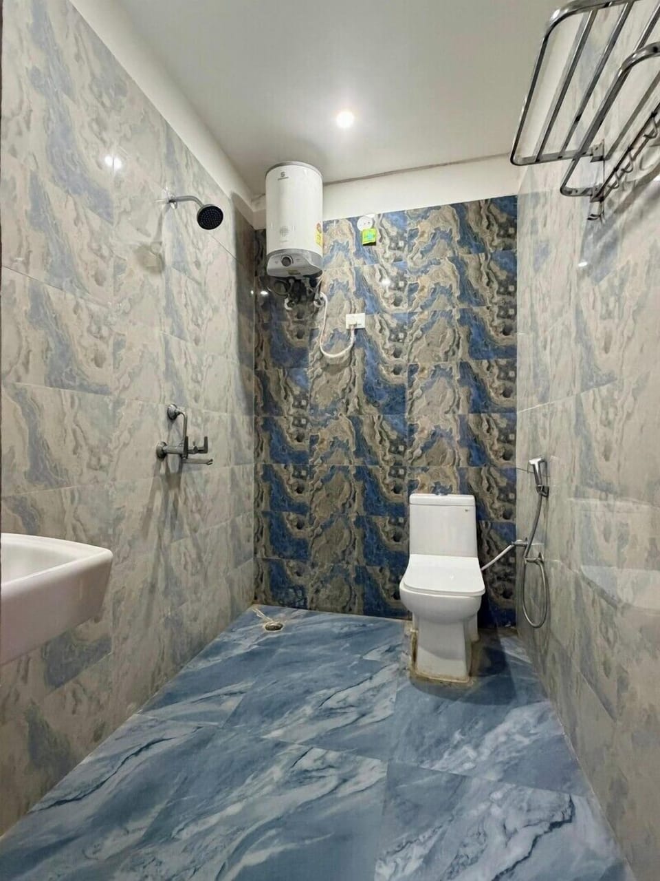 Shower, free toiletries, hair dryer, bidet