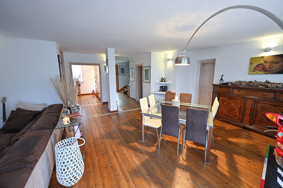 Flat-screen TV, fireplace
