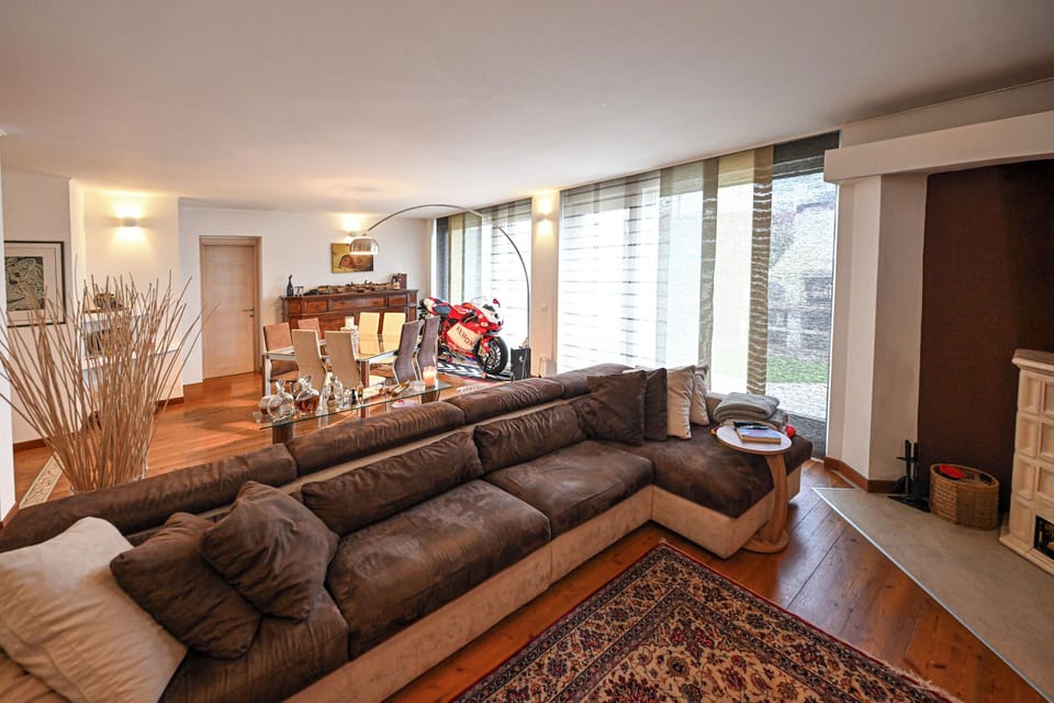 Flat-screen TV, fireplace