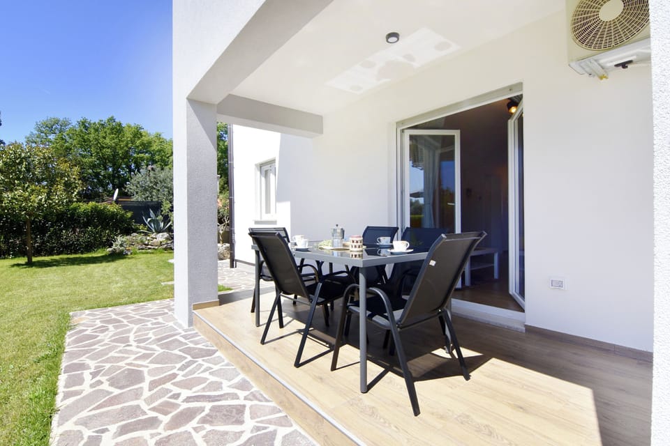 Apartment, 2 Bedrooms, Patio, Garden View | Dining room