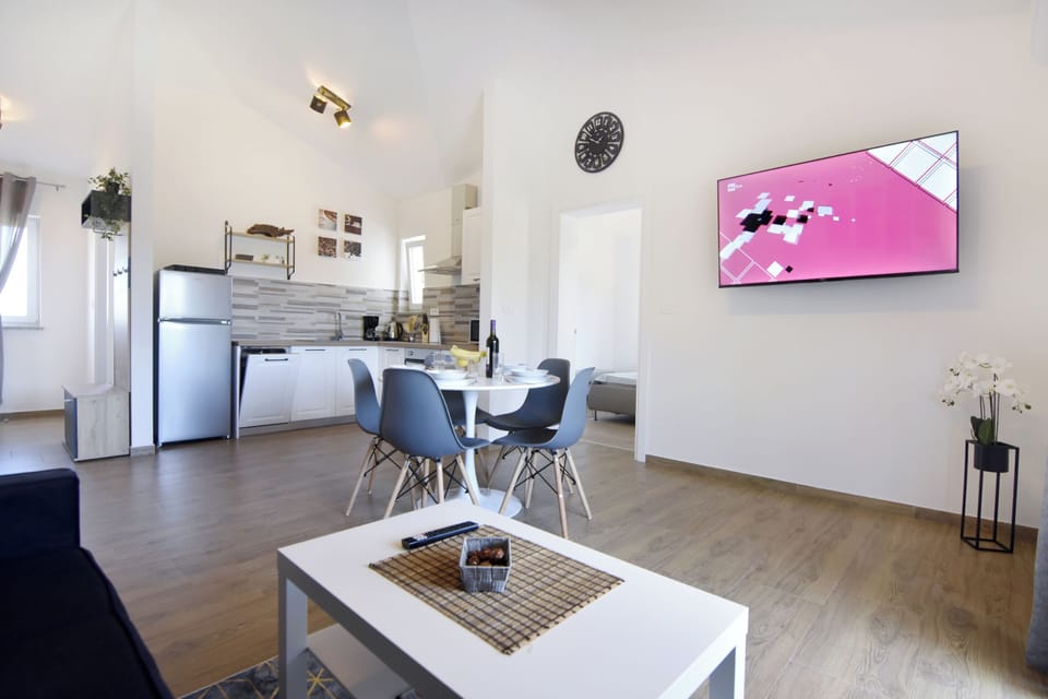 Apartment, 2 Bedrooms, Patio, Garden View | Dining room