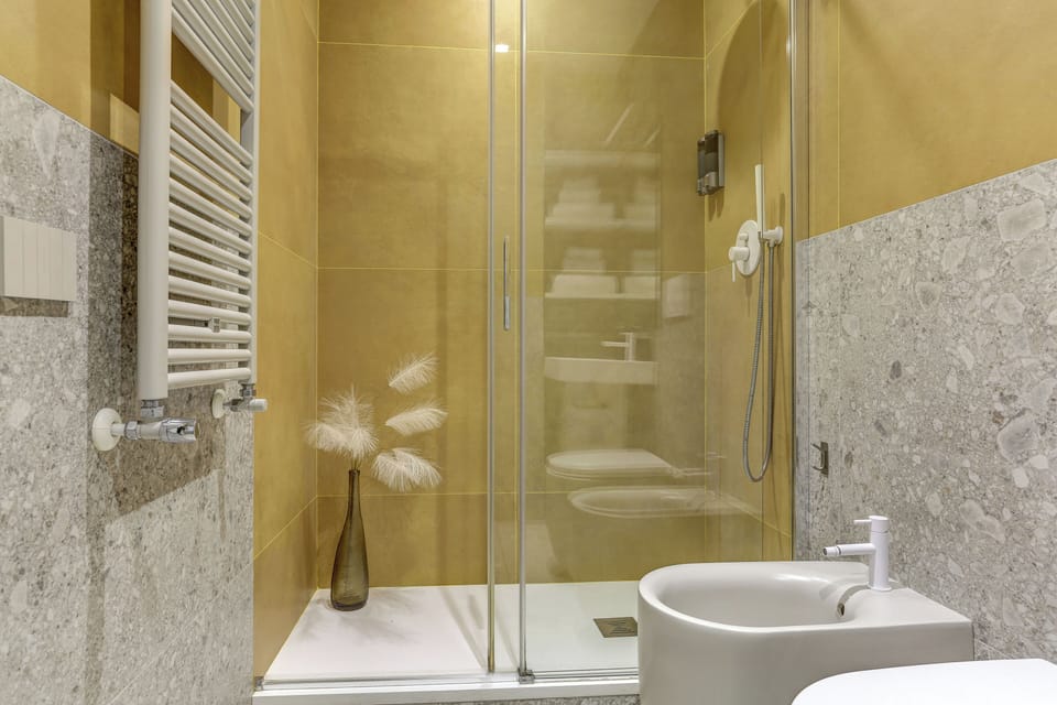 Deluxe Double Room, City View | Bathroom | Shower, hair dryer, bidet, towels