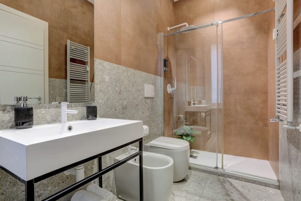 Deluxe Double Room, City View | Bathroom | Shower, hair dryer, bidet, towels