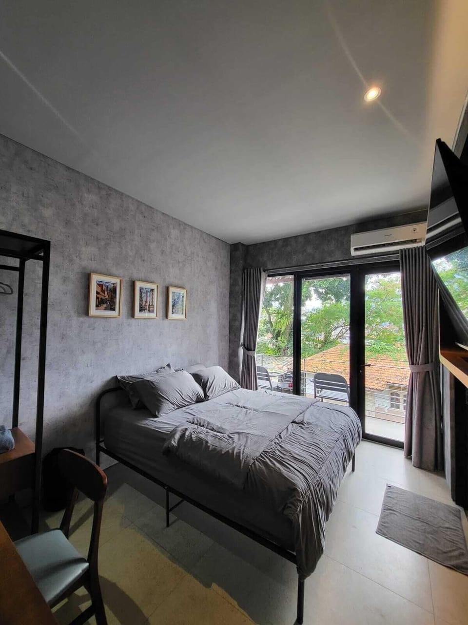Laptop workspace, free WiFi, bed sheets