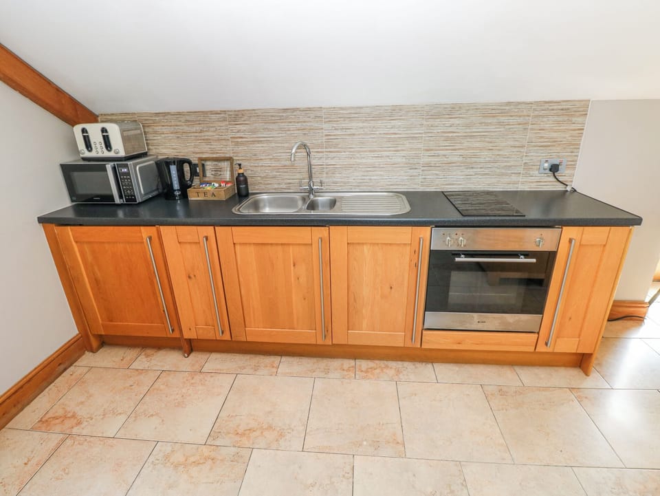 Cottage | Private kitchen | Fridge, microwave, toaster, cookware/dishes/utensils