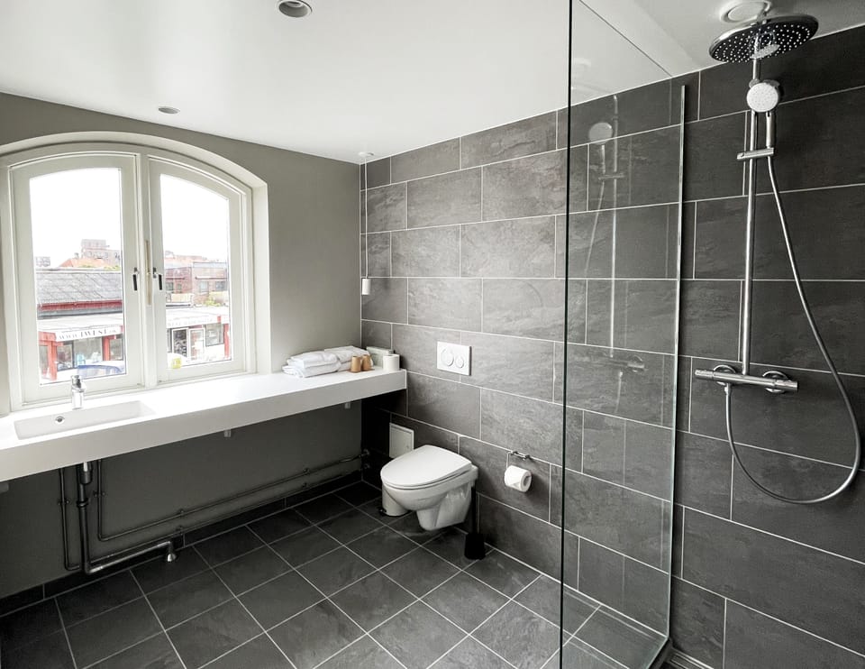 Comfort Apartment | Bathroom | Shower, hair dryer, towels