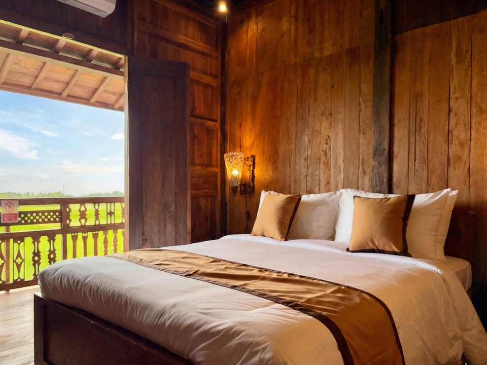 Deluxe Room, Garden View | Desk