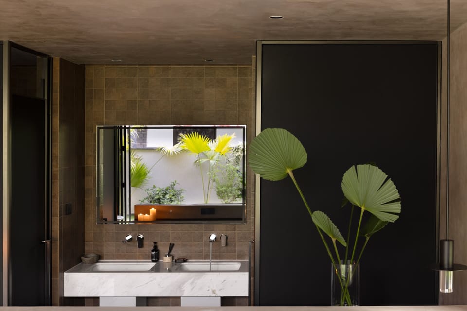 Senior Double Room, Courtyard View | Bathroom | Shower, rainfall showerhead, designer toiletries, hair dryer