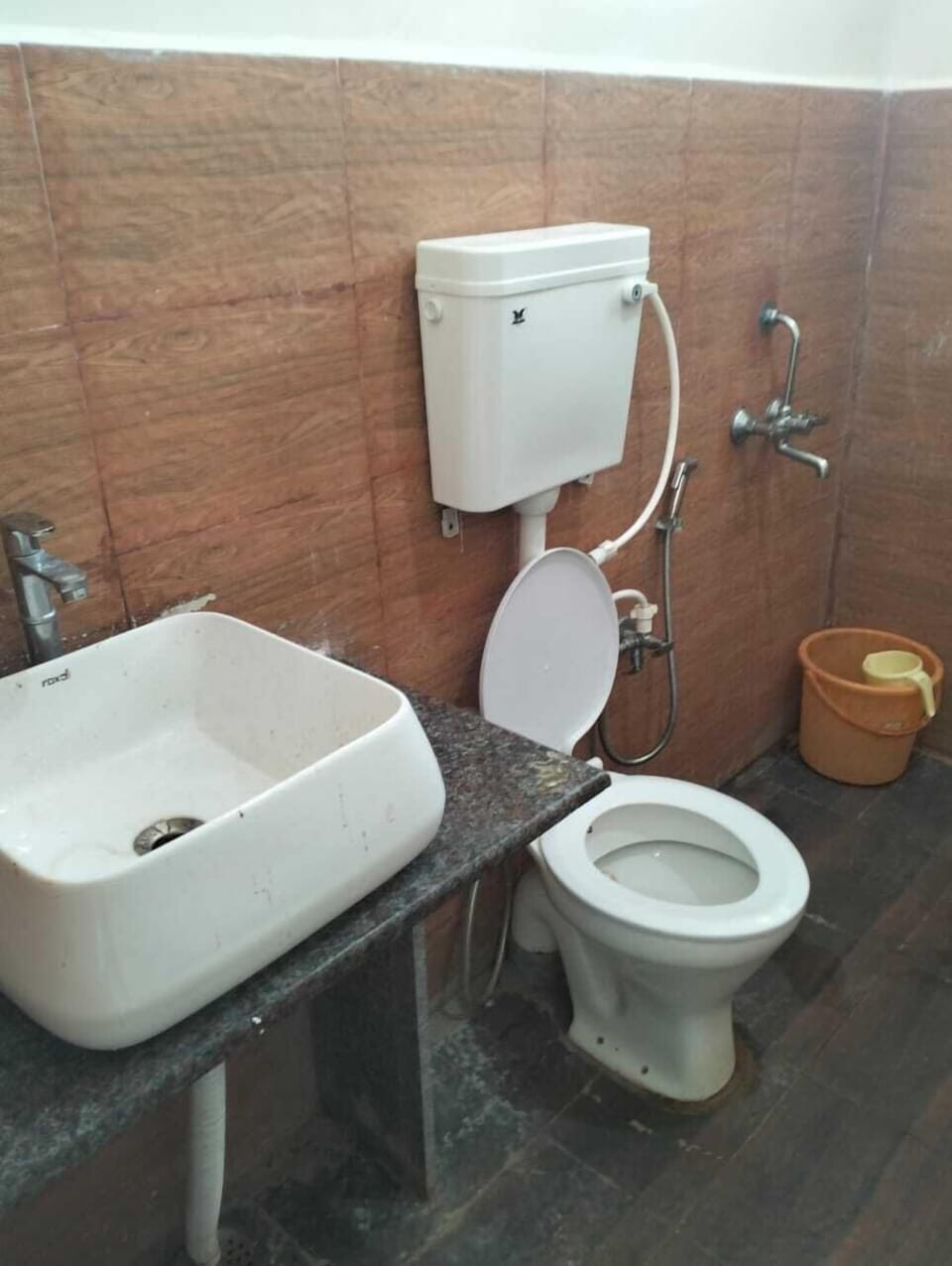 Deluxe Single Room, Balcony, Hill View | Bathroom | Bidet, soap, shampoo, toilet paper