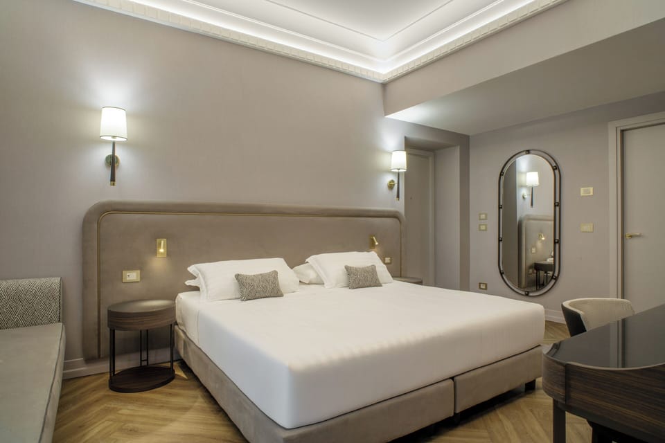 Premium Room | Hypo-allergenic bedding available, in-room safe, desk, laptop workspace