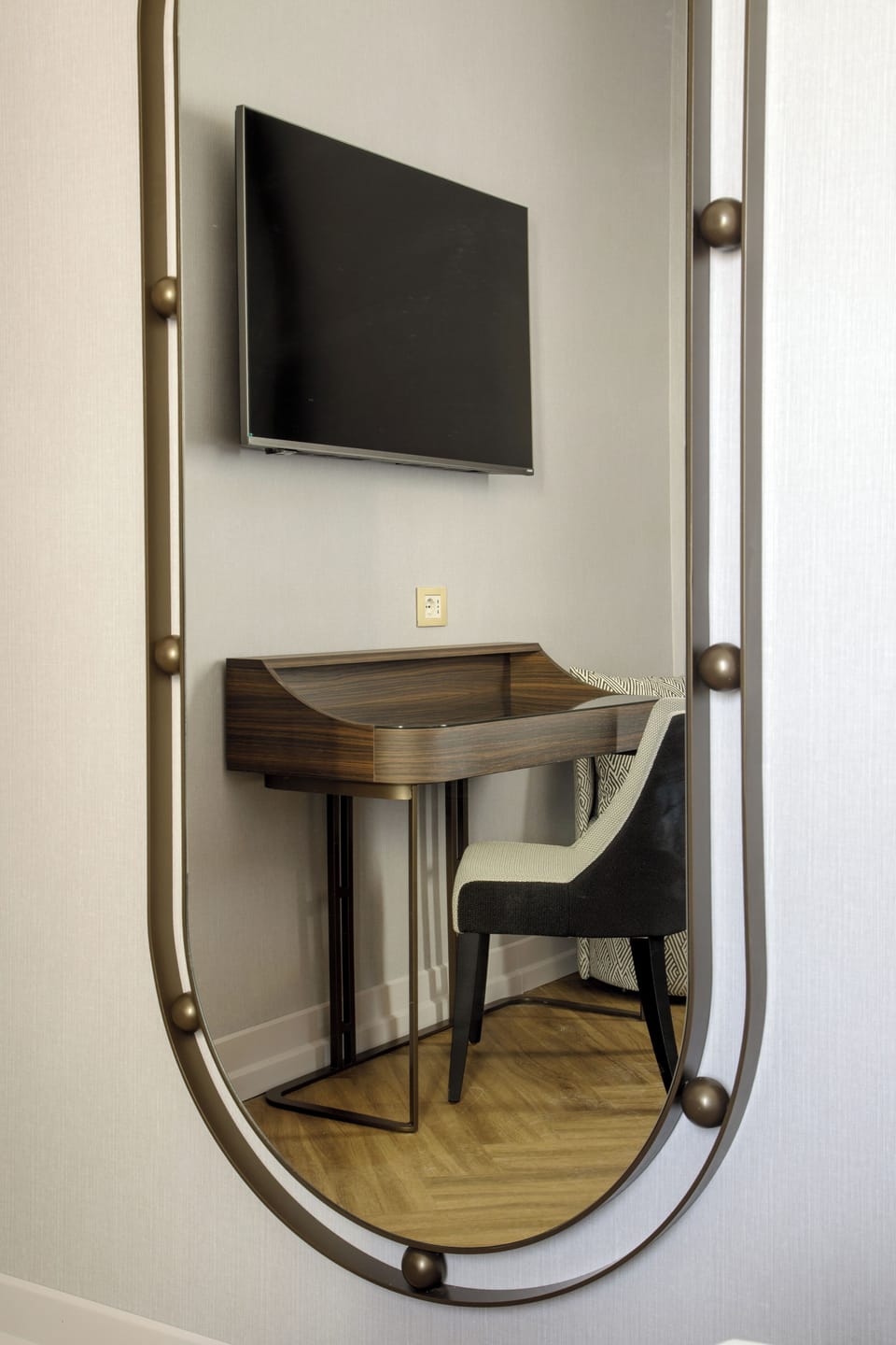 Executive Room | Hypo-allergenic bedding, in-room safe, desk, laptop workspace