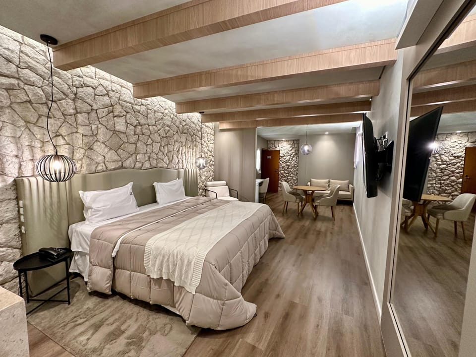 Suite Queen com Banheira de Hidromassagem | Premium bedding, minibar, desk, laptop workspace