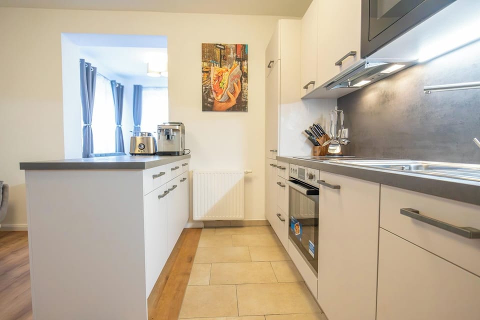 Basic Apartment | Private kitchen | Fridge, microwave, oven, stovetop