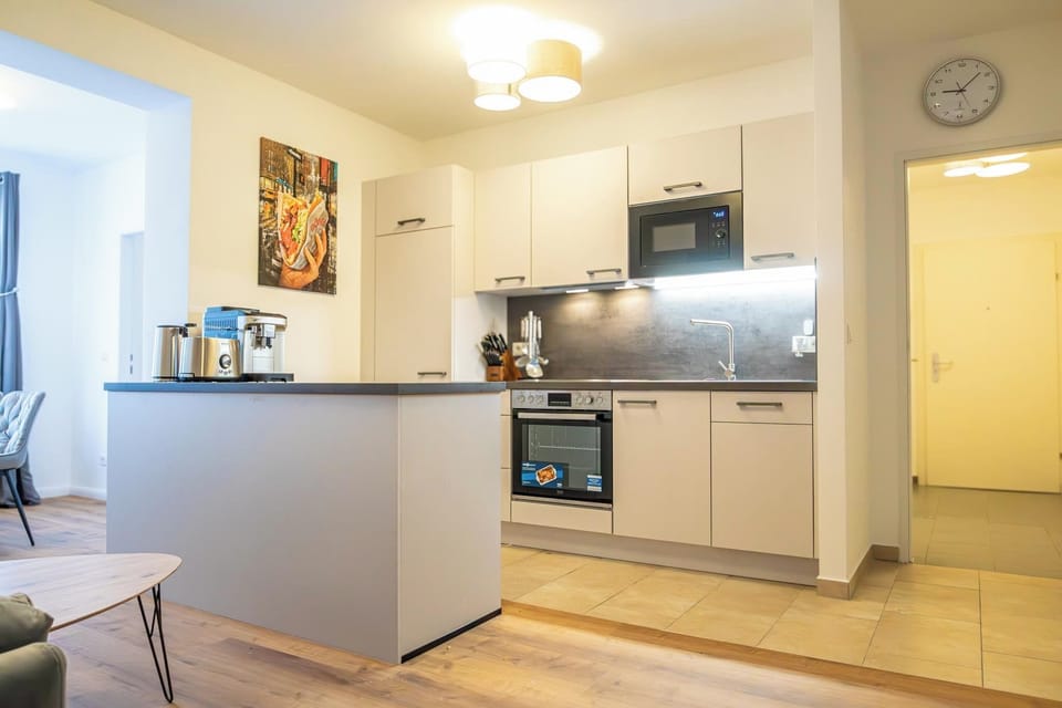 Basic Apartment | Private kitchen | Fridge, microwave, oven, stovetop