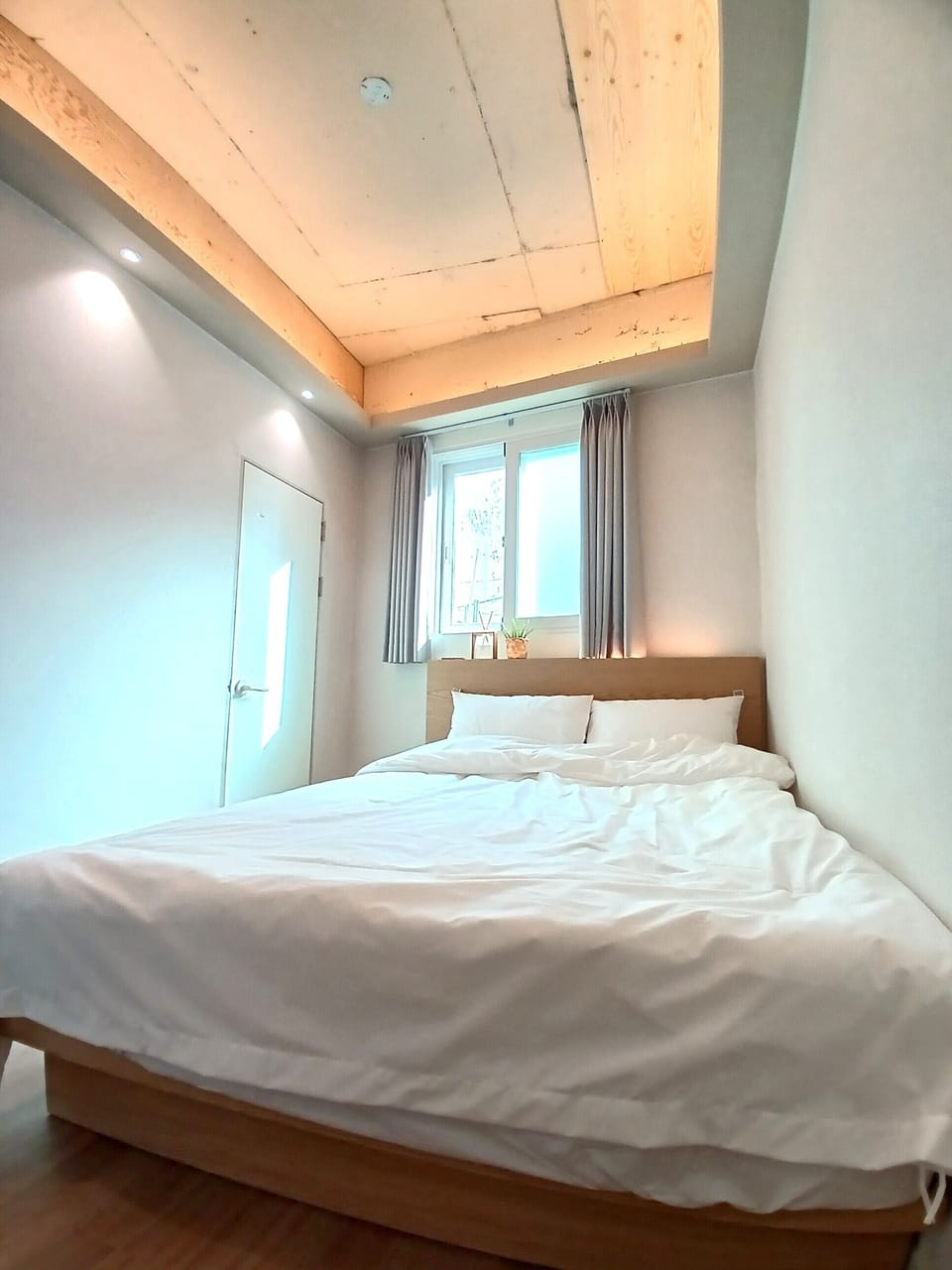 Essential Queen | Individually decorated, free WiFi, bed sheets