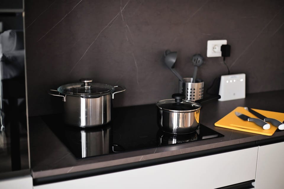 Apartment, 3 Bedrooms, Balcony | Private kitchen | Electric kettle, dining tables