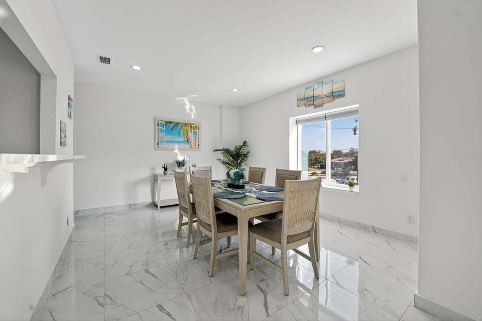 Duplex, 3 Bedrooms | Dining