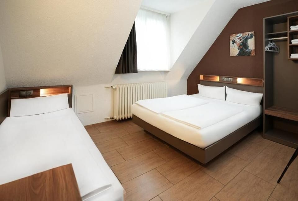 Basic Triple Room | Desk, WiFi (free)