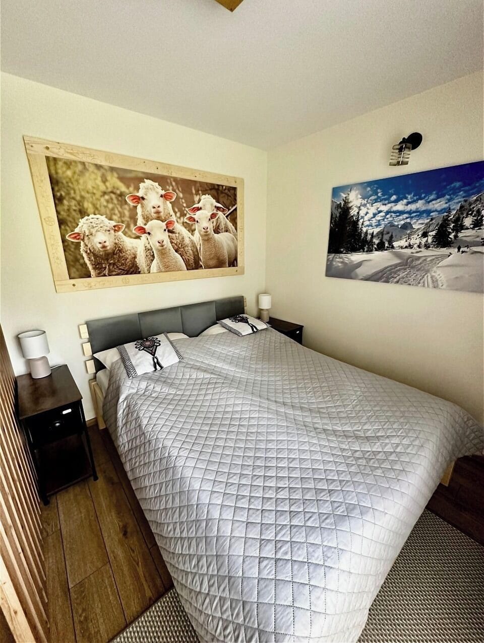 Deluxe Apartment | Living area | Flat-screen TV