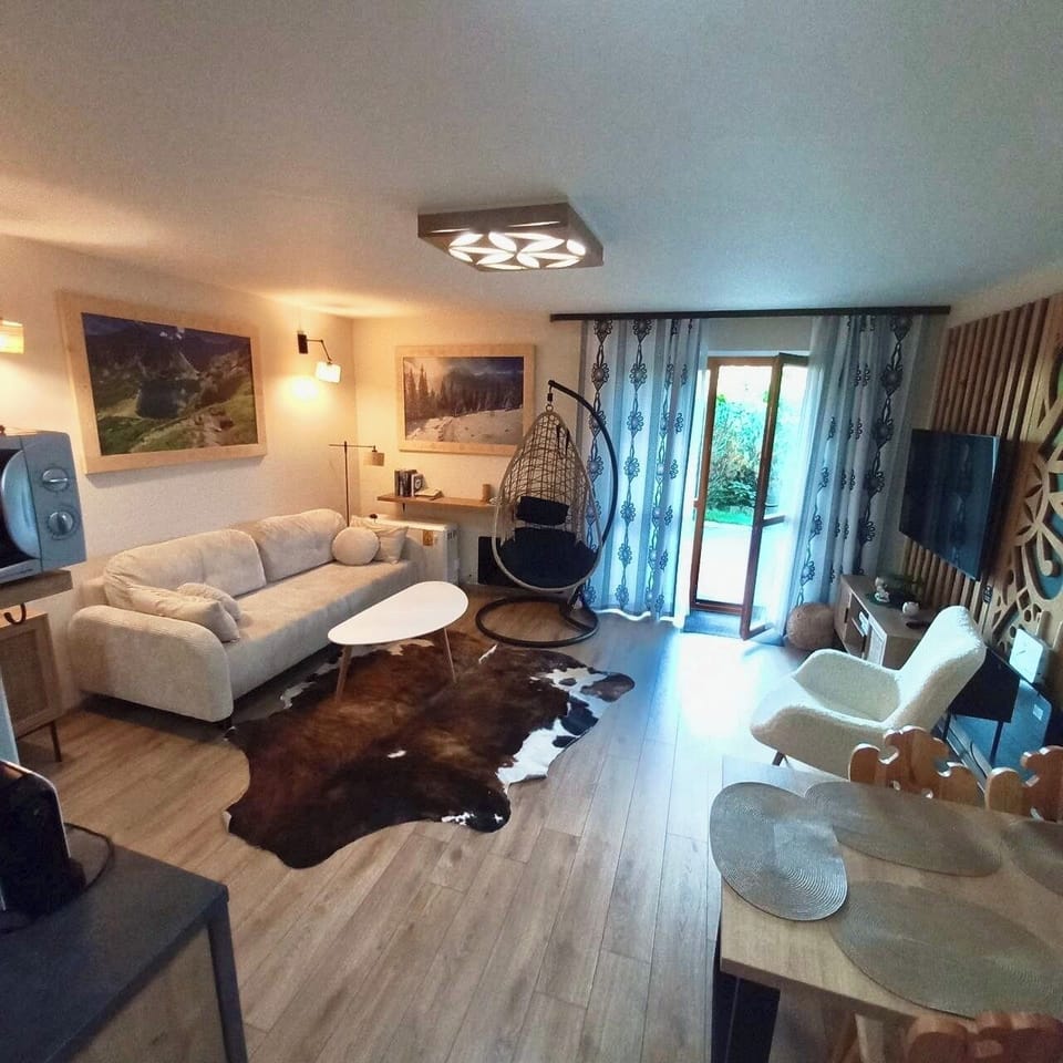 Deluxe Apartment | Living area | Flat-screen TV